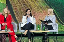 Od lewej: Magdalena Sobkowiak-Czarnecka– wiceminister ds. Unii Europejskiej, Joanna Kuciel-Frydryszak – autorka „Chłopek” i Anna Skoczek – moderatorka spotkania