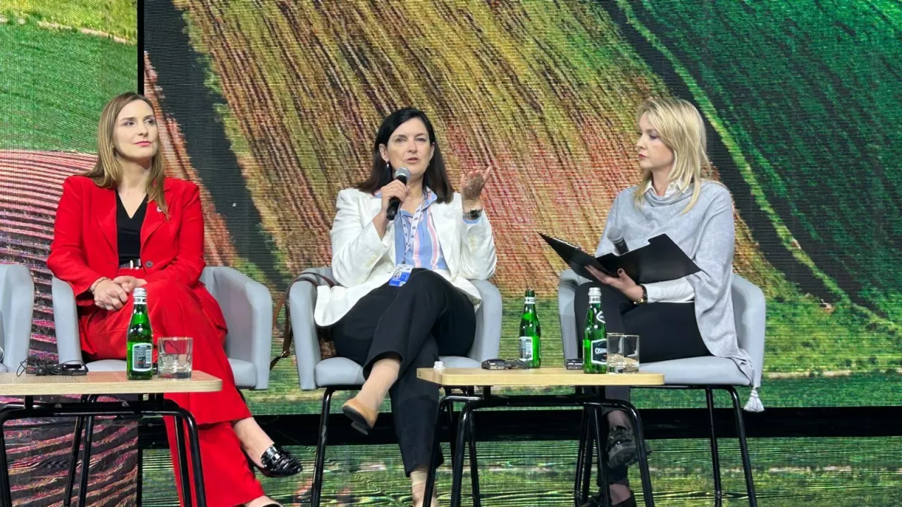 Od lewej: Magdalena Sobkowiak-Czarnecka– wiceminister ds. Unii Europejskiej, Joanna Kuciel-Frydryszak – autorka „Chłopek” i Anna Skoczek – moderatorka spotkania