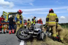 Motocyklista po zderzeniu z ciągnikiem rolniczym w stanie ciężkim trafił do szpitala, gdzie niestety zmarł.