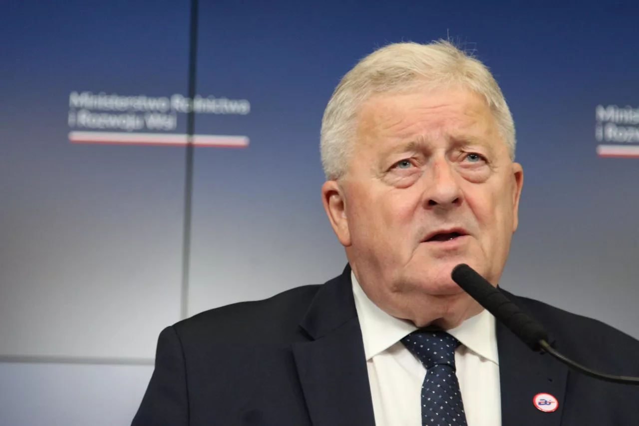 Oceniamy to jako decyzję o charakaterze politycznym, dlatego zwracamy się do Komisji Europejskiej. To jest jawna dyskryminacja polskich firm, które nie mogą eksportować na obszar Węgier – zaznaczył Czesław Siekierski