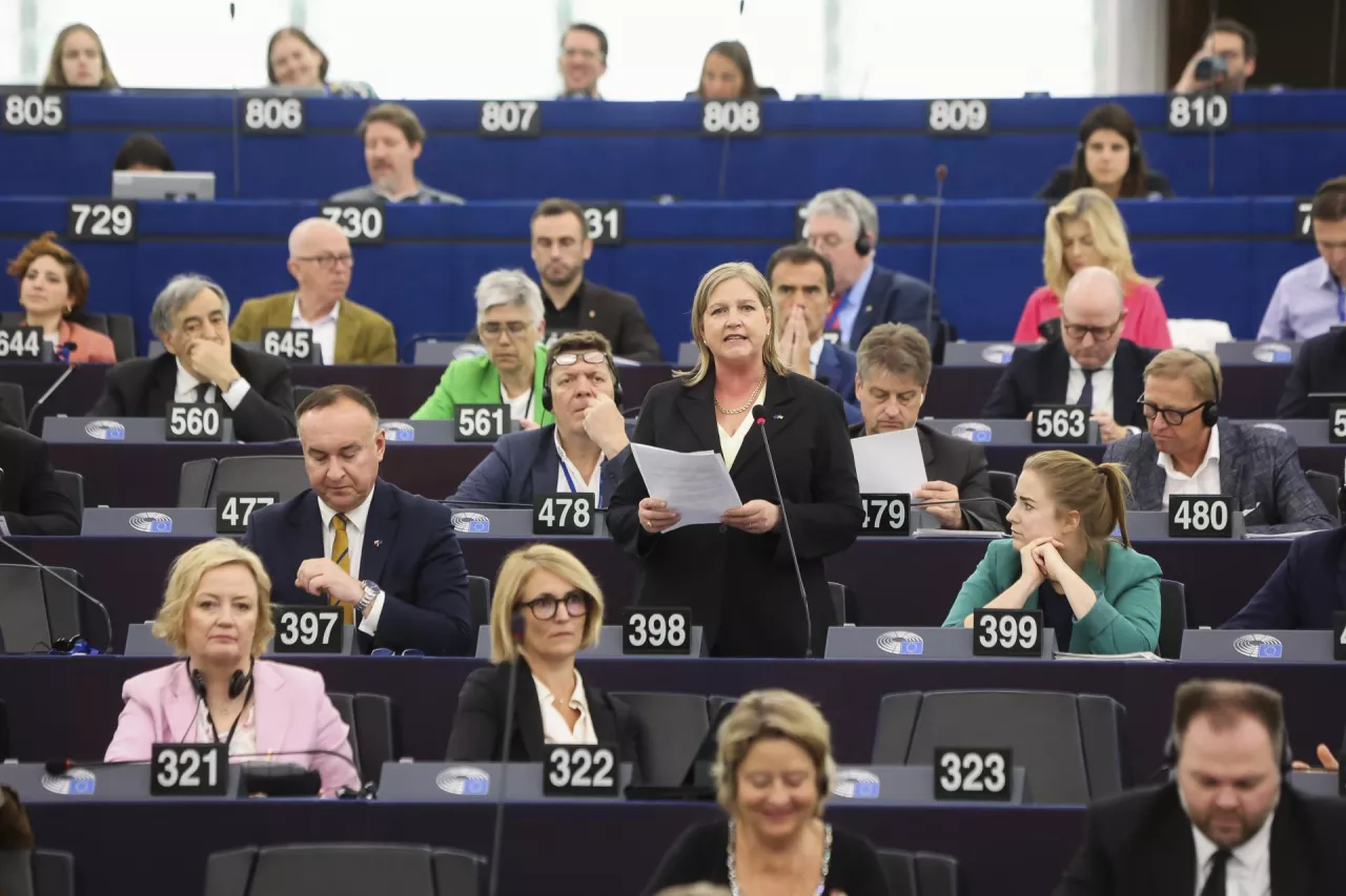 Karin Karlsbro (Renew Europe, Szwecja) przemawia podczas sesji plenarnej Parlamentu Europejskiego w Strasburgu. Europosłanka aktywnie uczestniczy w pracach Komisji Handlu Międzynarodowego (INTA), gdzie reprezentuje stanowisko swojej grupy politycznej w sprawach dotyczących relacji z Ukrainą oraz umów handlowych UE.