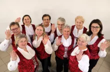Koło Gospodyń „Pasjonaci” zawsze gotowe do działania i z głowami pełnymi pomysłów. Dbają o to, by nawet cykliczne spotkania różniły się od siebie. Zapraszają na nie brafiterki, podologów i specjalistów od numizmatyki