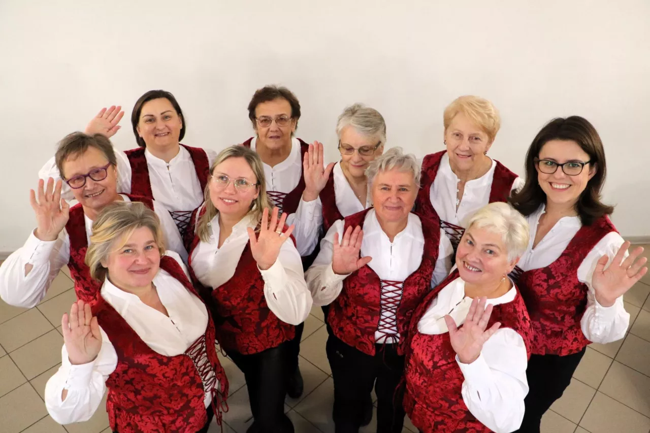 Koło Gospodyń „Pasjonaci” zawsze gotowe do działania i z głowami pełnymi pomysłów. Dbają o to, by nawet cykliczne spotkania różniły się od siebie. Zapraszają na nie brafiterki, podologów i specjalistów od numizmatyki