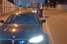 Policjant kontroluje ciągnik rolniczy, który zmierzał w kierunku drogi szybkiego ruchu