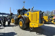 892300