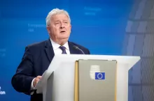 Bruksela, 26 maja 2025 r. Minister rolnictwa Czesław Siekierski przewodniczy konferencji prasowej po posiedzeniu Rady UE ds. Rolnictwa (AGRIFISH). Wystąpienie dotyczyło pakietu uproszczeń WPR i sporu o kompetencje między AGRIFISH a Radą Ogólną.