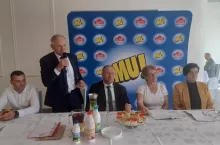 Prezydium walnego, od lewej: asesor Piotr Kucak, przewodniczący rady nadzorczej Jerzy Strumiński,
przewodniczący zebrania Krzysztof Bekalarczyk, asesor Dorota Żórawska i sekretarz Iwona Tomczak