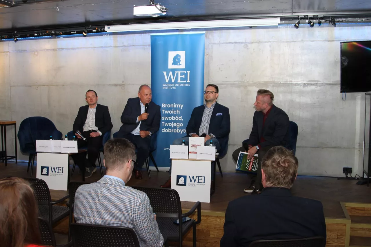 Debata ekspertów po prezentacji raportu. Od lewej: dr Roman Gurbiel, dr inż. Mirosław Korzeniowski, prof. Krzysztof Koźmiński, Sebastian Stodolak