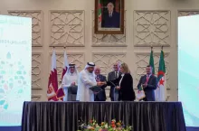Umowę dotyczącą inwestycji w gigantyczne farmy mleczne podpisał Mohamad Moutaz Al-Khayyat, prezes Baladny i Souad Assous, dyrektor generalna ds. inwestycji rolnych i ziemi w algierskim ministerstwie rolnictwa