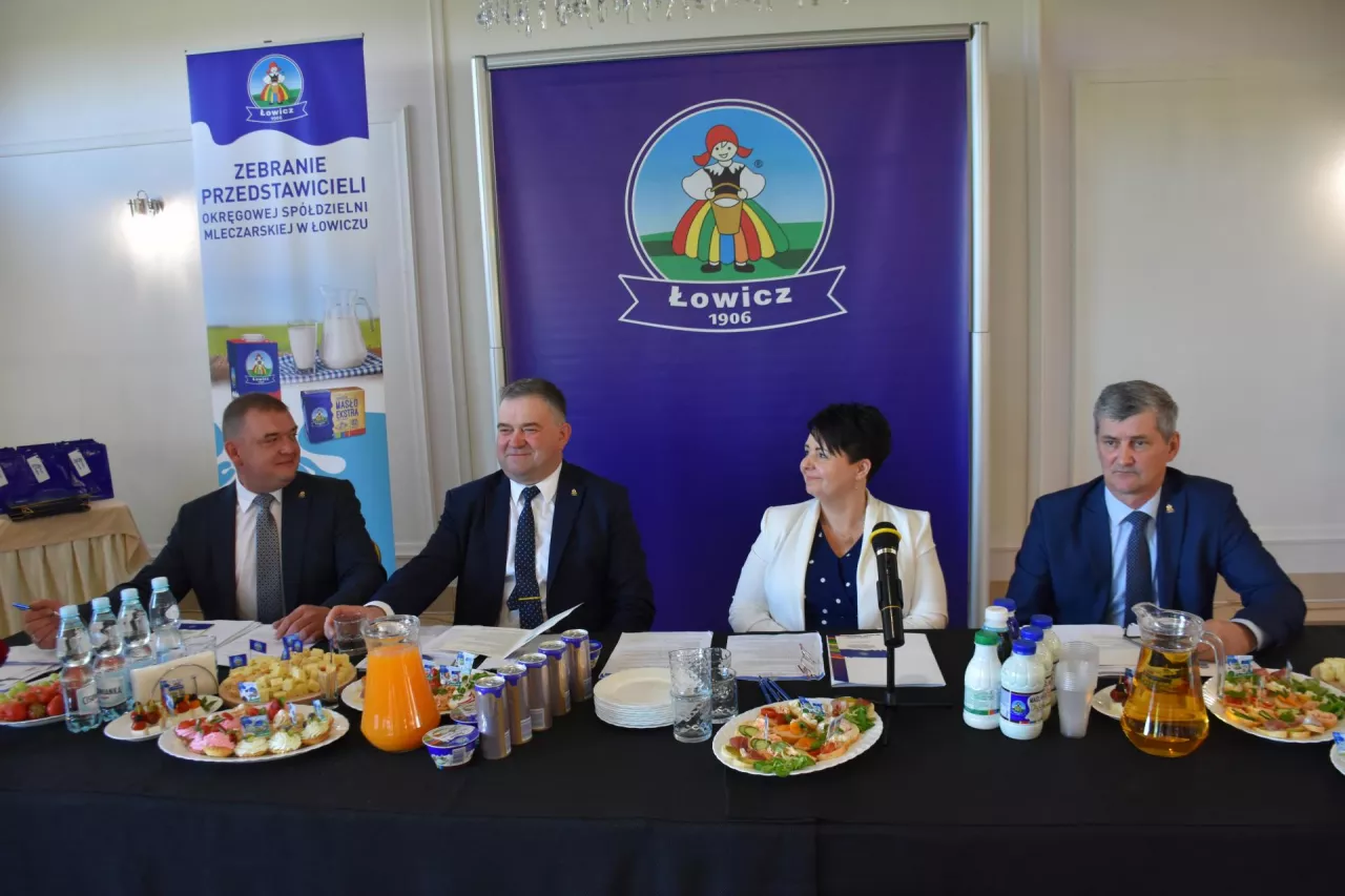 Prezydium zebrania, od lewej: przewodniczący Tomasz Chądzyński, sekretarz Tomasz Michalak oraz mężowie zaufania: Ewa Korzeniewska i Leszek Śliwiński