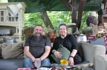 Sylwek i Magda w otoczeniu starych sprzętów i mebli pod wiatą przy domu. To tam odbywa się część warsztatów, które proponuje ”Malinówka”