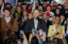 910470