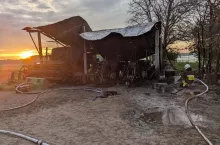 Wszystkie maszyny rolnicze zaparkowane pod wiatą spłonęły.