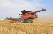 Rolnik chce sprzedać ziemię dopiero po żniwach. Jak kupujący może się zabezpieczyć, by cena nie uległa zmianie?