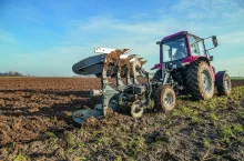 Lekki pług obracalny Agro–Tom DSLH 3+1 jest wyposażony w hydrauliczne zabezpieczenie korpusów oraz kroje nożowe równo odcinające bruzdę.