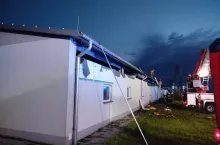 Strażacy gaszą palącą się chlewnię, a której znajdują się zwierzęta
