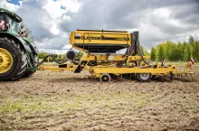 Claydon oferuje siewniki Hybrid o szerokości od 3 do nawet 8 m. Wąskie zęby o szer. 2 cm to mniejsze (od konkurencyjnych modeli) zapotrzebowanie na moc. Fot. Jakubek
