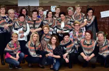 Członkinie koła w Kuryłówce podczas Dnia Piękności. Mają na sobie chusty, które pełnią rolę kołowego emblematu