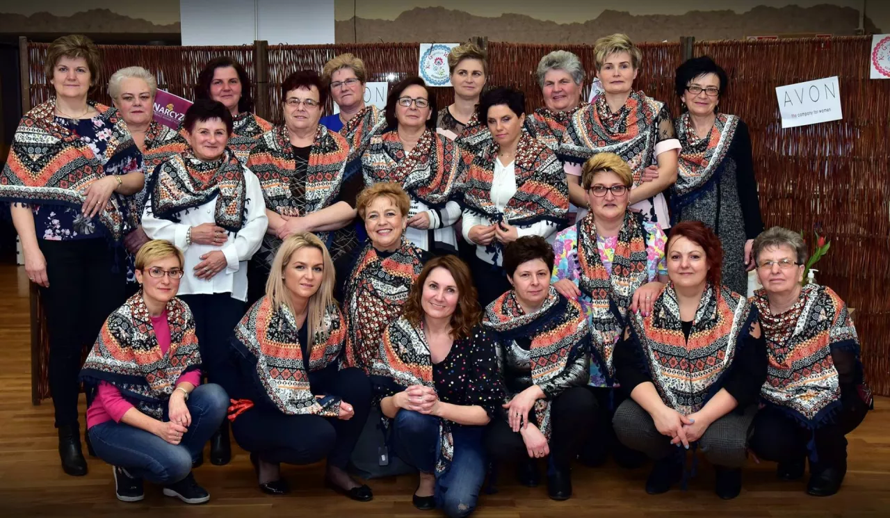 Członkinie koła w Kuryłówce podczas Dnia Piękności. Mają na sobie chusty, które pełnią rolę kołowego emblematu
