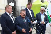 Konferencja prasowa NSZZ RI ”Solidarność” 11 czerwca przed MRiRW. Od lewej: ​Tomasz Obszański, Edward Kosmal, Adrian Wawrzyniak oraz Jan Białkowski
