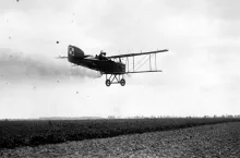 Breguet XIV (nr CWL 10.11) podczas opylania plantacji buraków środkiem hamującym rozwój grzyba na liściach. Leszno pod Warszawą, koniec sierpnia 1927 roku