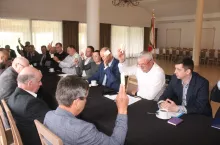 Delegaci podczas głosowania