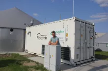 Marek Osuch przy najnowszej inwestycji – biogazowni o mocy 44 kW. Dzięki niej i panelom fotowoltaicznym gospodarstwo jest samowystarczalne energetycznie – zużywa 1/4 wyprodukowanej mocy, a 3/4 przeznaczone jest na sprzedaż.

U góry – jedna z pierwszych inwestycji – baza magazynowa z automatyczną mieszalnią pasz.