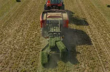 Nowa prasa Massey Ferguson SB.1436DB ma dwie równoległe komory prasowania.