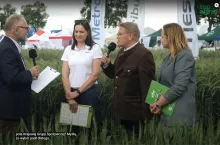 Podczas Dnia Pola Krajowej Grupy Spożywczej w Sobiejuchach Karol Bujoczek (AgroHorti Media) rozmawia z Tomaszem Dudkiewiczem (prezes DANKO i PHR), Małgorzatą Niewińską (dyrektor ZHR DANKO) oraz dr Dorotą Jasińską (dyrektor PHR). Tematem rozmowy były kierunki rozwoju hodowli zbóż, znaczenie pszenżyta oraz potencjał nowych technik genomowych (NGT) w przyspieszaniu postępu hodowlanego.