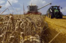 Rolnik straci dopłaty za brak kasku? Izby alarmują: nie ma szkoleń ani broszur