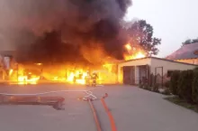 Strażacy przez ponad siedem godzin walczyli z pożarem budynku.