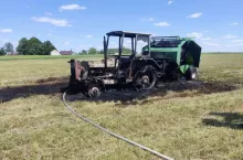 Ciągnik i prasa spalone na polu