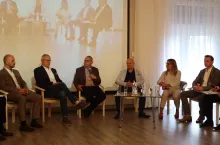 Arkadiusz Gasidło, Mariusz Olejnik, Juliusz Młodecki, Grzegorz Marchwiński, Agnieszka Szechniuk oraz Adam Stępień podczas dyskusji o szansach i zagrożeniach związanych z produkcją i przerobem rzepaku