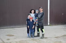 Na zdjęciu Magdalena i Marcin Grzywaczowie z synami Wojtkiem, Wiktorem i najmłodszym Oliwierem