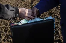 Kupno ziemi na wsi wciąż cieszy się dużą popularnością, ale zanim zapadnie decyzja o tej poważnej inwestycji, warto dokładnie przeanalizować wszystkie „za” i „przeciw”. Równie istotne jest gruntowne sprawdzenie działki – zarówno pod względem prawnym, jak i technicznym.