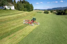 Dzięki sterowaniu podczas pokonywania zakrętów automatycznie cofana jest przednia, wewnętrzna karuzela, fot. Poettinger