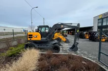 Wnętrze sprawia dobre wrażenie, choć widoczny silnik wycieraczki zdradza mocne nastawienie na ekonomiczność konstrukcji, fot. mat. prasowe