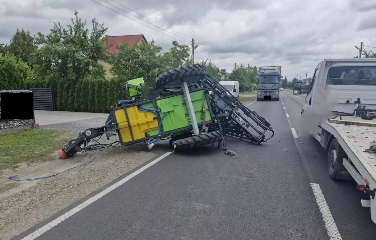 Opryskiwacz spadł z lawety na jadęce auto