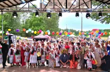 Konkurs Kurpiowska Miss Senior w Nowogrodzie jest imprezą, która ma na celu uhonorowanie szczególnie zasłużonych dla ocalania dziedzictwa kulturowego seniorek z kurpiowskich wsi