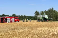 Kombajn zapalił się podczas żniw. W porę ugasili go strażacy