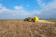 W połączeniu z ciągnikiem średniej mocy rozrzutnik wygląda potężnie, jednak w pracy i transporcie nie stawia dużych wymagań – 100-konny traktor dobrze poradził sobie nawet na wzniesieniach i z pełnym ładunkiem.