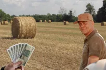 Ceny słomy ze żniw 2025: ile kosztuje bela?