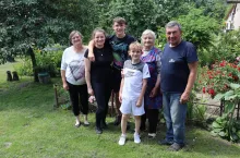 Danuta i Kazimierz Widzowie (na zdjęciu odpowiednio po lewej i po prawej) z córką Eweliną i wnukami Michałem i Marcinem oraz seniorką rodu Haliną