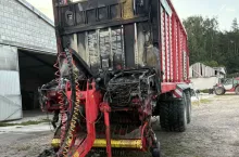 Skutki działania ognia na przyczepie samozbierającej.