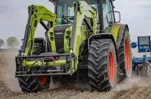 Nowego Axosa 3.120 testowaliśmy w pracy z ciężką broną talerzową Rolmako U652. Pełną wersję raportu z pracy przeczytacie w magazynie profi 4/2025 od str. 18.