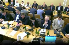 Przedstawiciele organizacji rolniczych oraz posłowie podczas posiedzenia sejmowej Komisji Rolnictwa i Rozwoju Wsi, na którym dyskutowano o skutkach umów handlowych UE z Ukrainą i krajami Mercosur. Spotkanie zakończyło się przyjęciem projektu uchwały sprzeciwiającej się ratyfikacji umowy Mercosur bez zgody państw członkowskich.