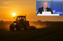 Fotomontaż przedstawiający rolnika pracującego w polu o zachodzie słońca, z nałożonym zdjęciem byłego komisarza UE ds. rolnictwa Janusza Wojciechowskiego. Grafika ilustruje temat likwidacji filaru rozwoju obszarów wiejskich w ramach Wspólnej Polityki Rolnej.