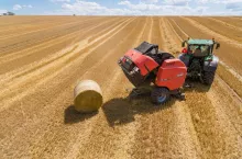 Nowy system Baler Automation dzięki obsłudze funkcji TIM optymalizuje prasowanie słomy prasami rolującymi Kuhn VB7100.