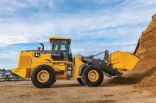 Kabina jest obszerna, a sterowanie funkcjami ładowarki intuicyjne, fot. mat.prasowe