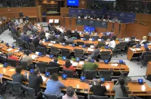 Europosłowie podczas nadzwyczajnego posiedzenia Komisji Rolnictwa Parlamentu Europejskiego w Brukseli 16 lipca 2025 r. ostro skrytykowali propozycję budżetu Wspólnej Polityki Rolnej przedstawioną przez komisarza Christophe‘a Hansena. Sala zareagowała zarzutami o zdradę rolników i likwidację WPR.